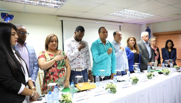 Porfirio Peralta juramenta miembros PROMICOOP